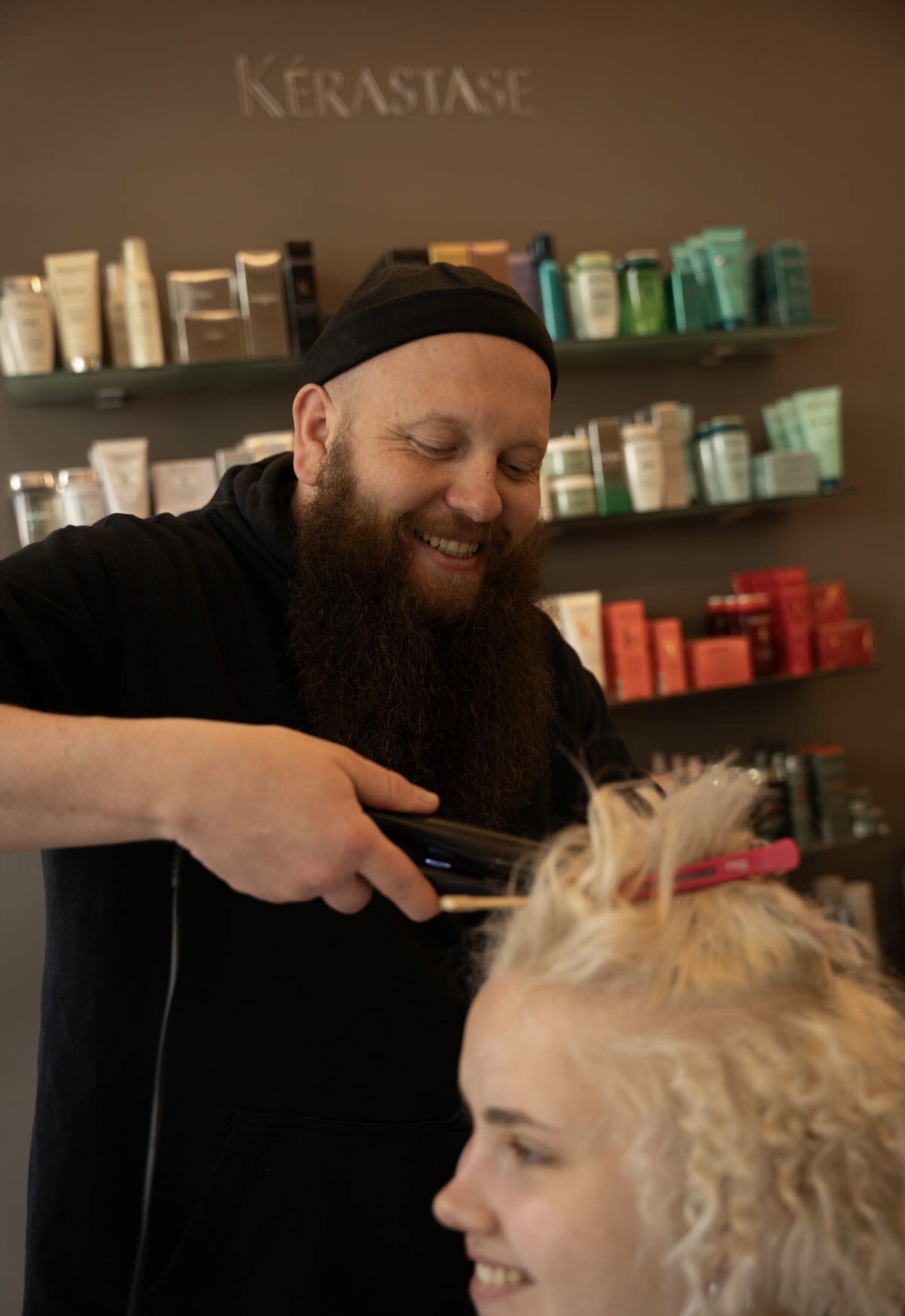 Stylist bei der Arbeit im Backstage Hair Concept Salon