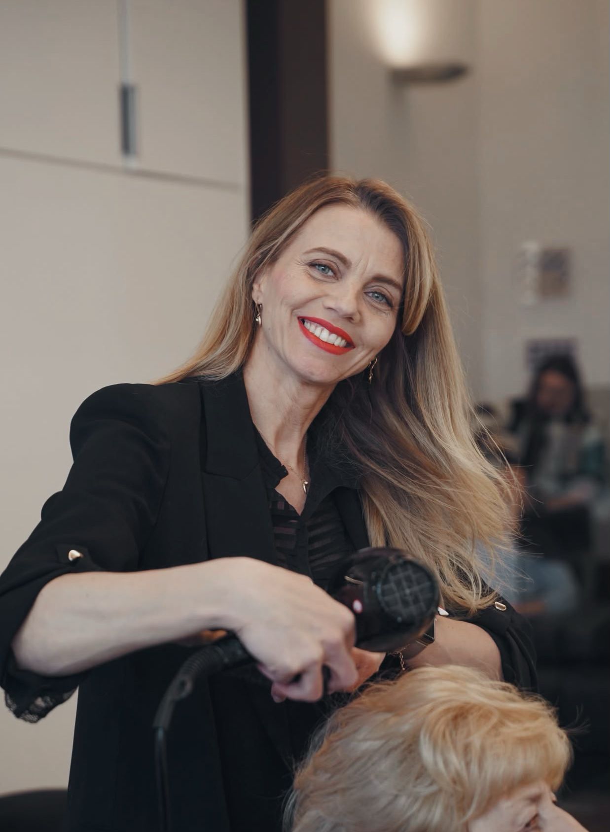 Stylistin beim Föhnen im Backstage Hair Concept