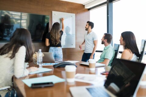 Professionelles Team bei der Zusammenarbeit in einem modernen Büro